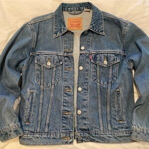 Like New Original Levi’s Jean Trucker Jacket - Small Women’s